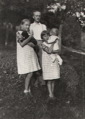 1937_Burgiardavec Marguerite et Marie-Thérèsejpg